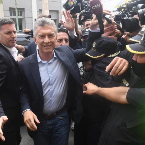 [COMPENSACION] Mauricio Macri aclaró que no fue su intención tirar el micrófono del periodista de C5N y prometió incluso regalarle uno nuevo...