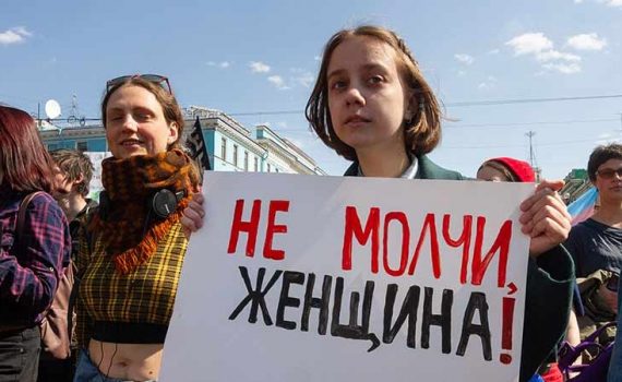 [DESIGUALDAD] Protestas feministas en Moscú por el no cumplimiento del cupo de mujeres en las tropas invasoras rusas. ...