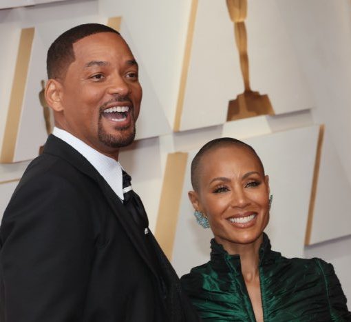[POLEMICA] A una semana del escándalo en los Oscar, se hace viral el video de Will Smith frotando la pelada de su esposa. “Para la suerte”, ...