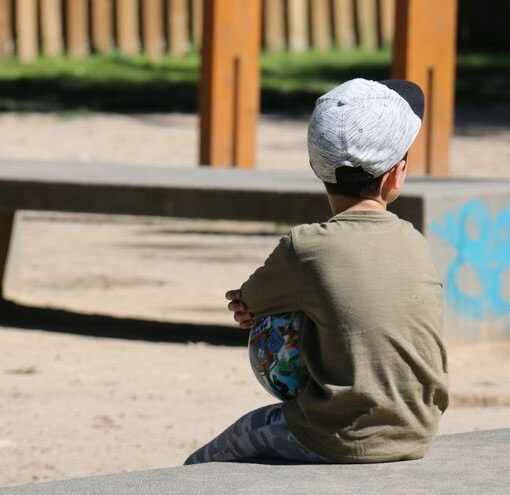 [TENDENCIAS] Cada vez más papis abandonan a sus hijos en plazas para que alguien les componga un tema. ...