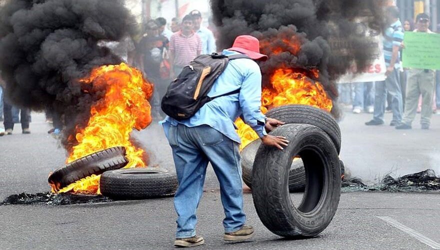 [POLEMICO] Queman neumáticos en protesta por la falta de neumáticos. ...